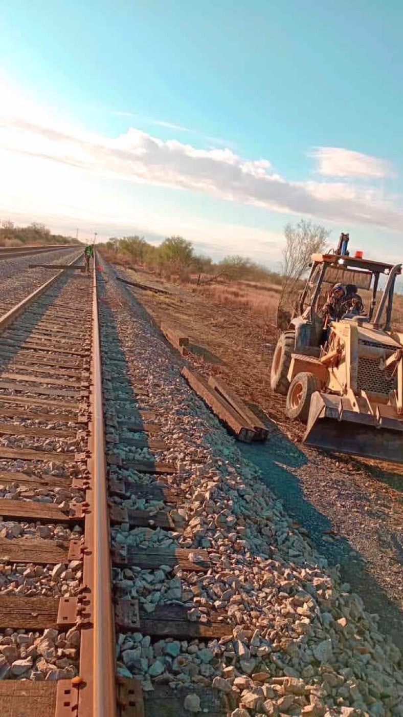 Conservación de vía: Trabajos de despalme en vía ladero, Salinas Victoria, N.L.