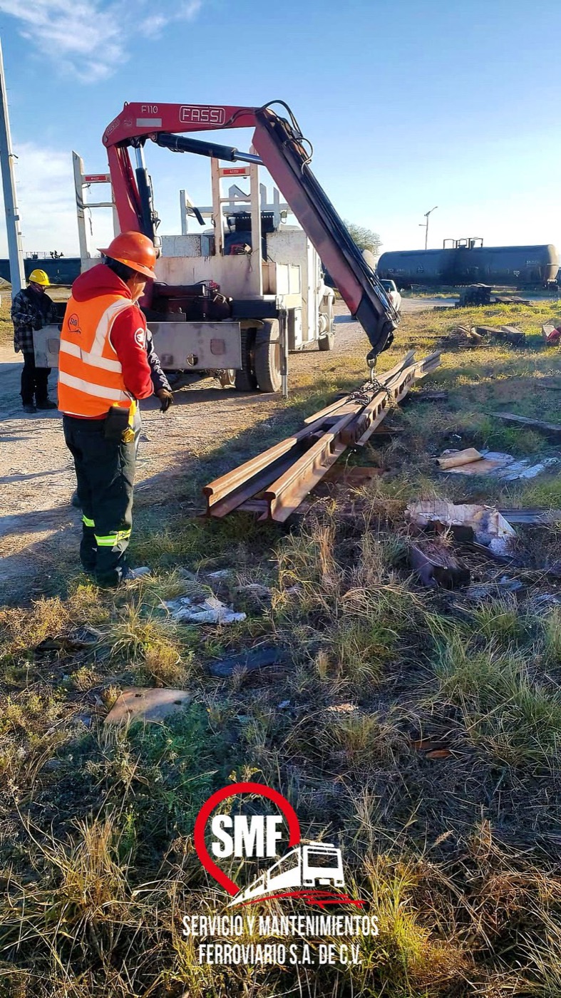 Maniobras de carga: Carga de sapo 11 × 136 para intervención ferroviaria.